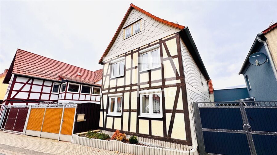 Solides Fachwerkhaus mit Nebengebäude in idyllischer Lage mit Garten und Garage - Frontansicht